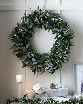 Ultimate Green & Berry Pre-Lit Wreath - 70 ס" מ