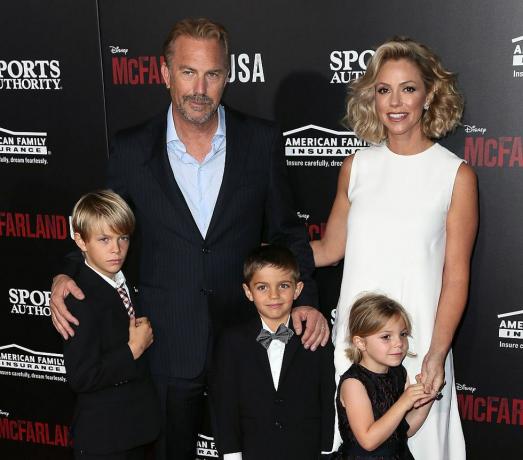 הוליווד, בערך בפברואר 09 השחקן קווין קוסטנר, אשתו כריסטין באומגרטנר וילדים משתתפים בהקרנת הבכורה של דיסני מקפארלנד, ארה