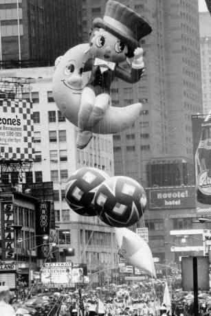 בטי בופ, ילדה חדשה בשכונה, עושה את הופעת הבכורה שלה ב-Times Square במצעד חג ההודיה של מיסיס ב-1985