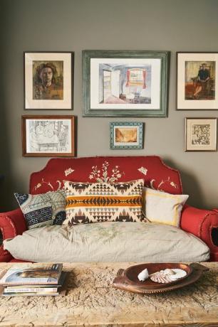 אנני סלואן אוקספורד סלון ביתי עם ספה אדומה