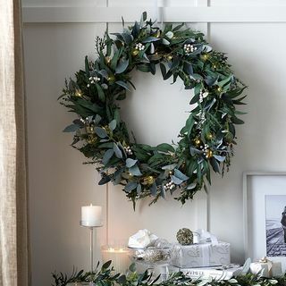 Ultimate Green & Berry Pre-Lit Wreath - 70 ס" מ