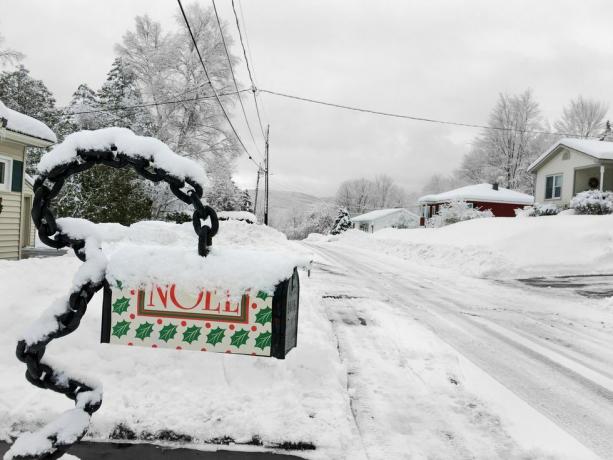 תיבת דואר חג המולד של נואל במהלך החורף בניו המפשייר ארה