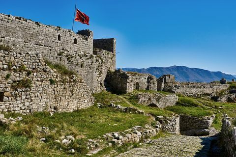 11 מהטירות הנטושות היפות בעולם