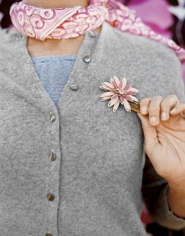 סוודר אפור עם סיכת פרחים ורודה