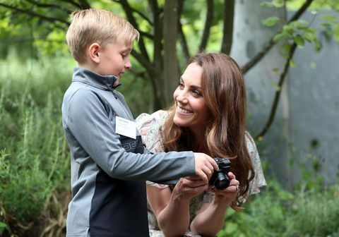 הדוכסית מקיימברידג 'מצטרפת לסדנת צילום עם פעולה לילדים