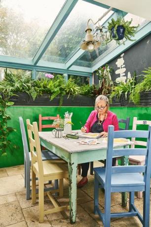אנני סלואן בחדר גן ירוק בוהק בביתה באוקספורד