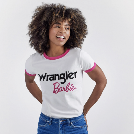 טי צלצול לוגו של Wrangler x Barbie™