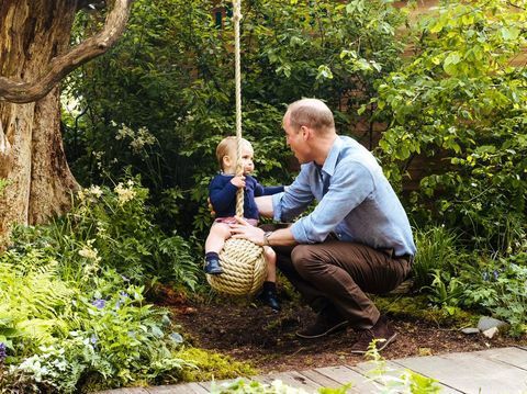 קייט מידלטון מעניקה לנסיך ג'ורג ', לנסיכה שארלוט והנסיך לואיז סיור פרטי בגן חזרה לגן הטבע