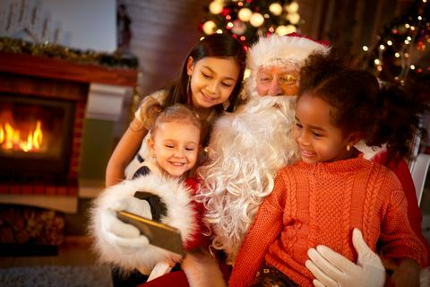 סנטה קלאוס משתף טלפון חכם עם ילדים
