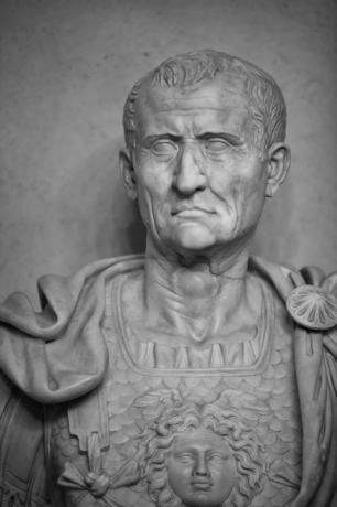פסל הקיסר יוליוס קיסר