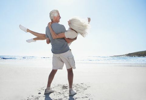 זוג קשישים מאושרים על החוף