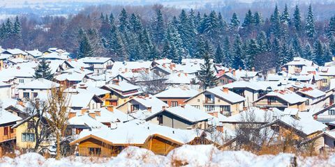 בתים עם גג שלג פנורמה באתר הסקי הבולגרי בנסקו