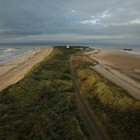 spurn head, אנגליה 12 באוקטובר תצוגה כללית של spurn point ב-12 באוקטובר 2012 ב-spurn head, אנגליה שמורת החוף של spurn point מנוהלת על ידי קרן חיות הבר של יורקשייר מאז שנות ה-50 לאחר שנרכש מהמוד והוא מורכב מחצי אי ארוך, צר ומפותל, המורכב מסדרה של חול עשב וגדות רעפים, ו השמורה שרוחבה רק 50 מטר בחלקם שוכנת על הגדה הצפונית של שפך האמבר היכן שהים הצפוני פוגש את נהר ההמבר ומושפע באופן משמעותי על ידי שחיקת החוף עקב מיקומו של דורבן, זהו אחד מאזורי המפתח של המדינה לתצפית צפרת, שכן זוהי האדמה הראשונה של מינים נודדים רבים בדרכם על פני הים. הים הצפוני לסקנדינביה ומעבר לו צופי ציפורים מתאספים במהלך הסתיו, כאשר הם צפויים לראות מערך של ציפורים נודדות שונות, כולל ברמבלים, אדומים, נצים דרורים, שרוול, ינשופי אוזניים קצרים סוערות דלקים, סובים, קשרים וצדפות מינים נדירים יותר הם גם תצפיות נפוצות כולל רדדס, זמיר ושריפה צילום מאת דן תמונות kitwoodgetty