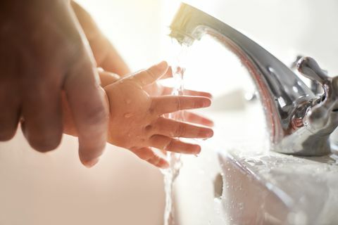 ילד שוטף ידיים