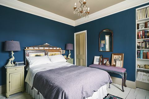 חדר שינה כחול וסגול במצב רוח בביתה של אנני סלואן באוקספורד