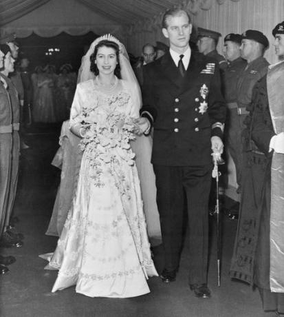 המלכה והנסיך פיליפ ביום חתונתם, נובמבר 1947