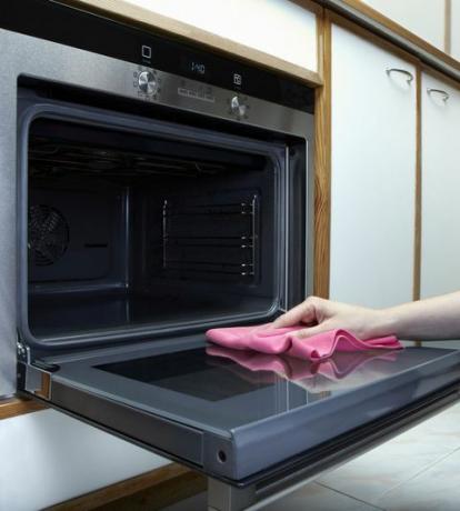 נשים מנקות את התנור במגבת