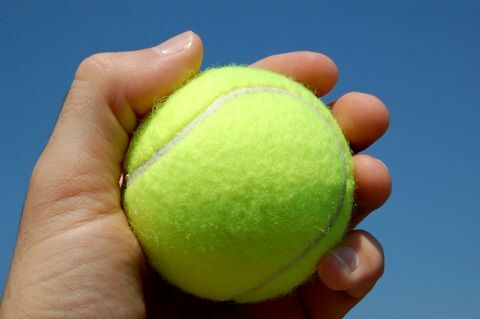 כדור טניס ביד מקרוב