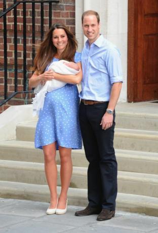 הדוכס והדוכסית צולמו עם הנסיך ג'ורג 'ביולי 2013.