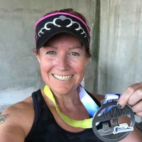 סמנתה טאקר לאחר שרצה חצי מרתון וירטואלי בספטמבר האחרון, וציינה את הזמן הטוב ביותר האישי של 208