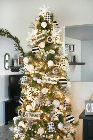 רעיונות לקישוט עץ חג המולד בשחור לבן