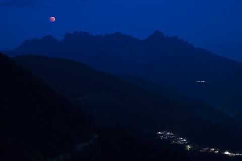 ליקוי ירח ירח בדם נראה מהמצפה הכוכב של סן ולנטינו, BZ, דרום טירול, איטליה