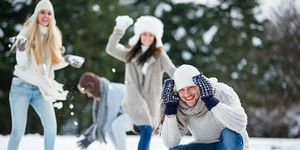 פסטיבלי חורף עם קבוצת חברים משחקים בשלג