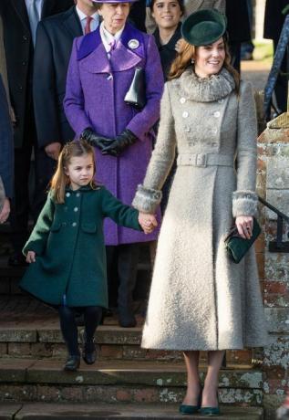 הנסיכה שרלוט המסולסלת המלכה אליזבת המשפחה המלכותית נכנסה לכנסייה ביום חג המולד