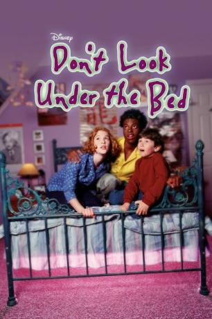 פוסטר לסרט לא נראה מתחת למיטה שמראה שלושה ילדים מפוחדים עם מבטים מפוחדים על פניהם אוחזים במיטת ברזל כחולה
