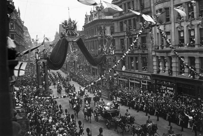 תהלוכת הממלכה המאוחדת עוברת לאורך רחוב סואן בלונדון במהלך הכתרתו של אדוארד השביעי 1841 1910 מימין היא חדר התה של j lyons צילום מאת ssplgetty images