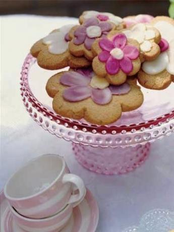 עוגיות סוכר עם ציפוי פרחים