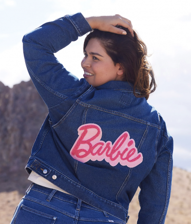 מעיל ג'ינס קדמי של Wrangler x Barbie™ עם רוכסן 