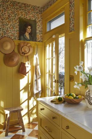 חדר בוץ במטבח בית חווה צהוב