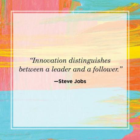 ציטוט מנהיגות מאת סטיב ג'ובס שאומר שחדשנות מבדילה בין מנהיג לעוקב, רקע בצבעי מים