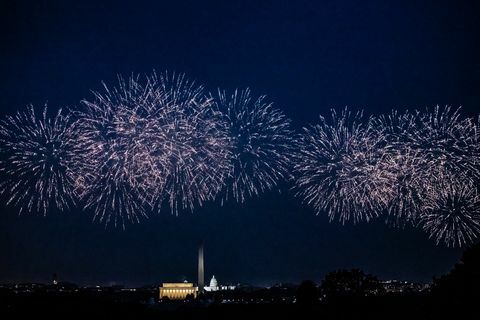 זוהי תמונת צבע אופקית של הנוף מפארק ארלינגטון רידג' של הבית הלבן, אנדרטת וושינגטון ו אנדרטת לינקולן בוושינגטון די.סי. מוקפת במופע זיקוקי דינור של הרביעי ביולי בוושינגטון די.סי. ביום חמישי, יולי 4, 2019