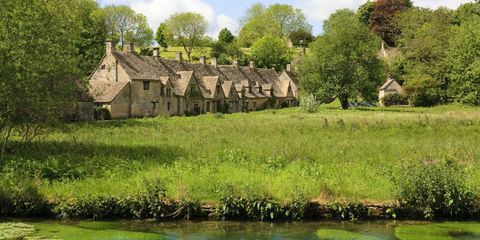 הבט, של, Bibury, Gloucestershire, עם, אחו של מים, ב, חזית, ו, מיטות גלים של גלגלים, מאחור