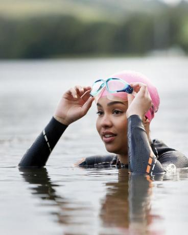 אישה בקורנוול, בריטניה, שוחה באגם
