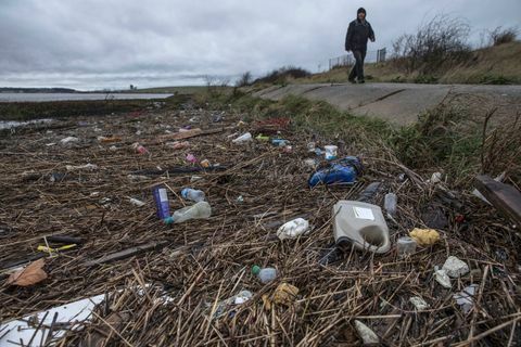 פסולת פלסטיק נהרות בריטיים באוקיינוסים