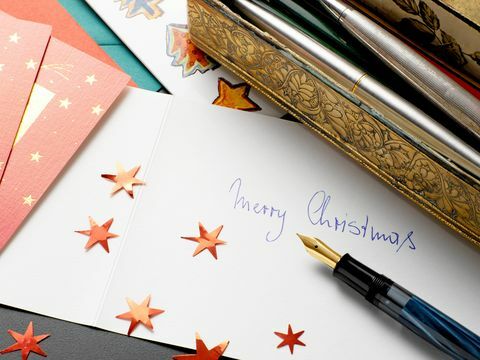 כותב כרטיסי חג מולד לחבר או לחברה