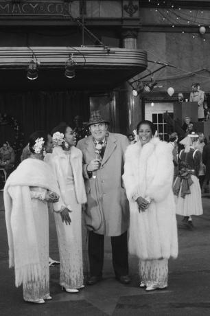 וילארד סקוט מראיין את צוות השחקנים של נערות החלומות של ברודוויי במצעד חג ההודיה של מייסי ב-1982